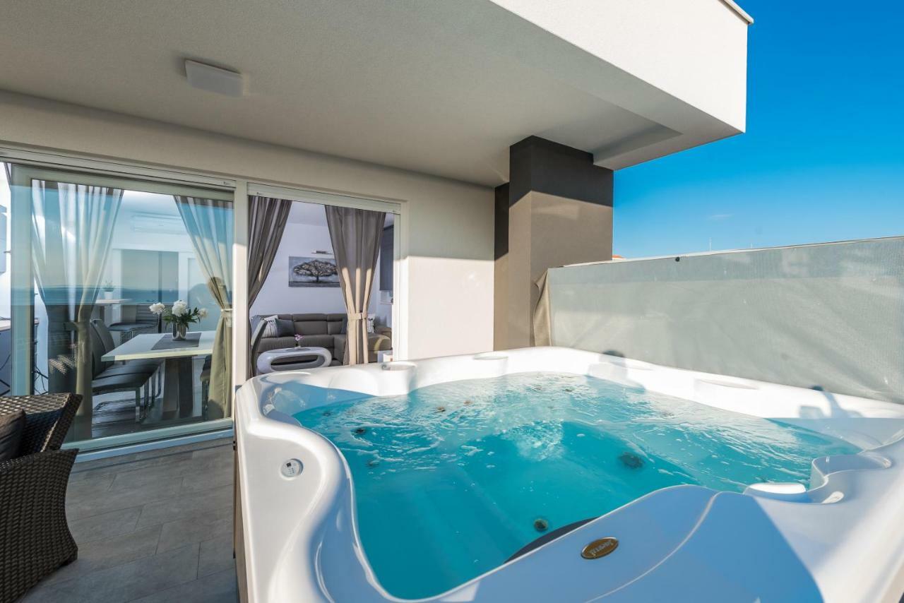 Villa Magnifica Penthouse With Jacuzzi ノヴァリャ エクステリア 写真